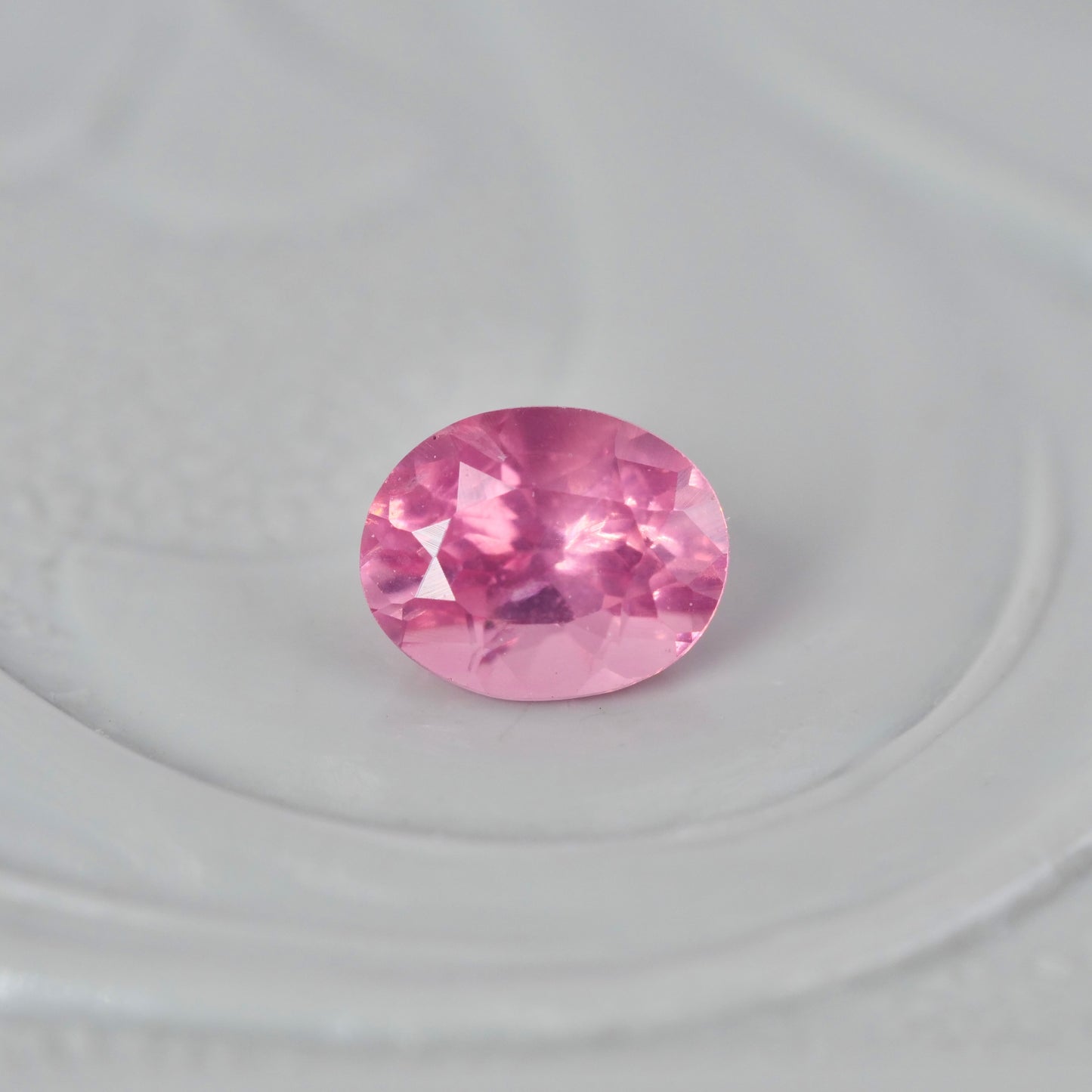 ピンクスピネル 0.18ct オーバルカット  3.7mm×2.9mm×2.4mm【MJ2858】