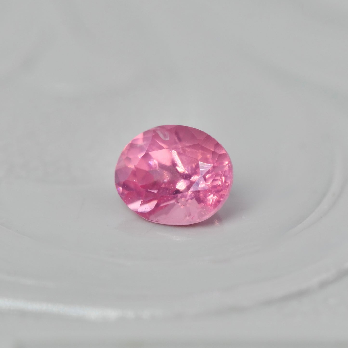 ピンクスピネル 0.18ct オーバルカット  3.7mm×2.9mm×2.4mm【MJ2858】