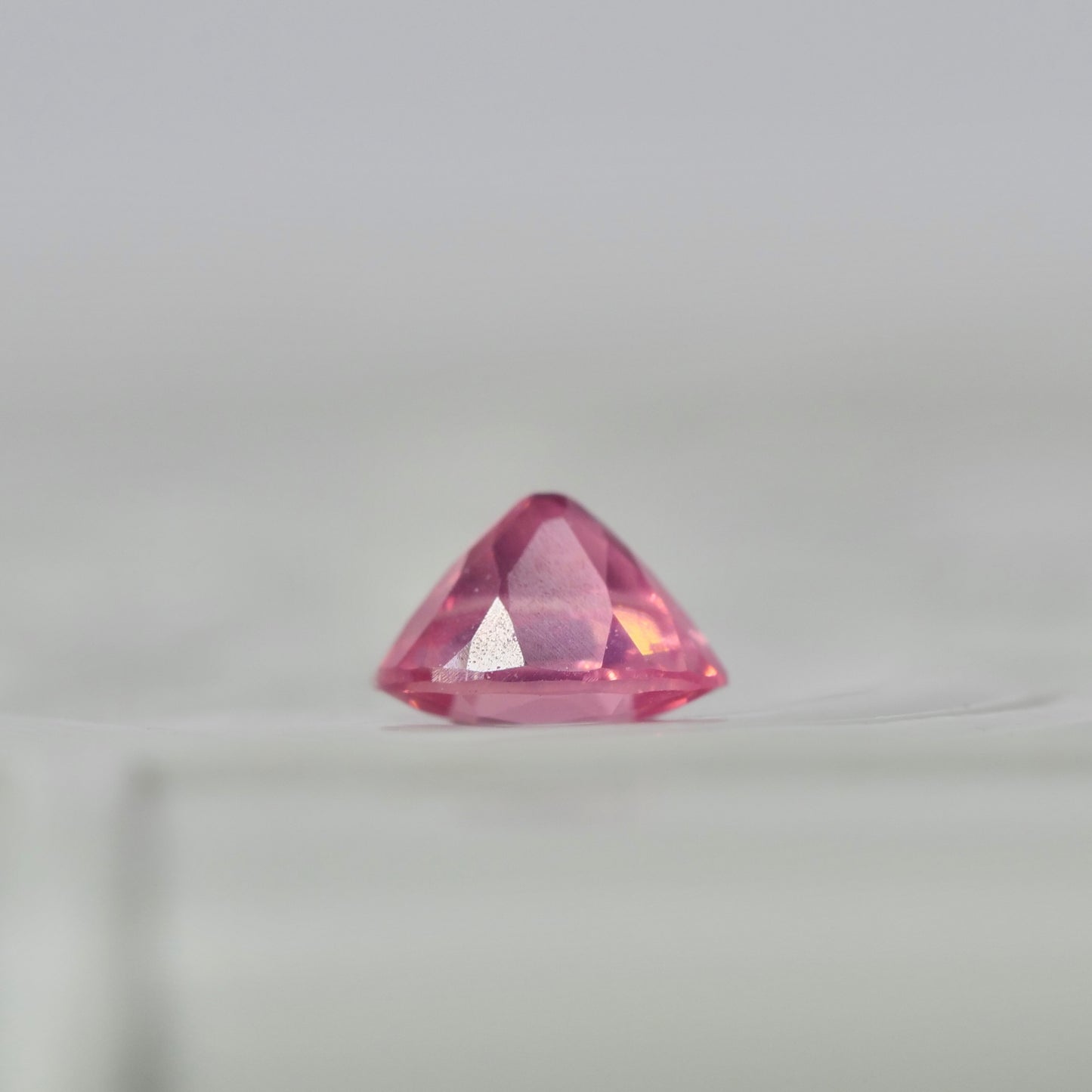 ピンクスピネル 0.18ct オーバルカット  3.7mm×2.9mm×2.4mm【MJ2858】