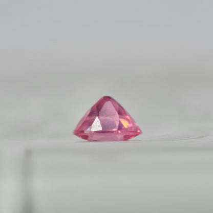 ピンクスピネル 0.18ct オーバルカット  3.7mm×2.9mm×2.4mm【MJ2858】