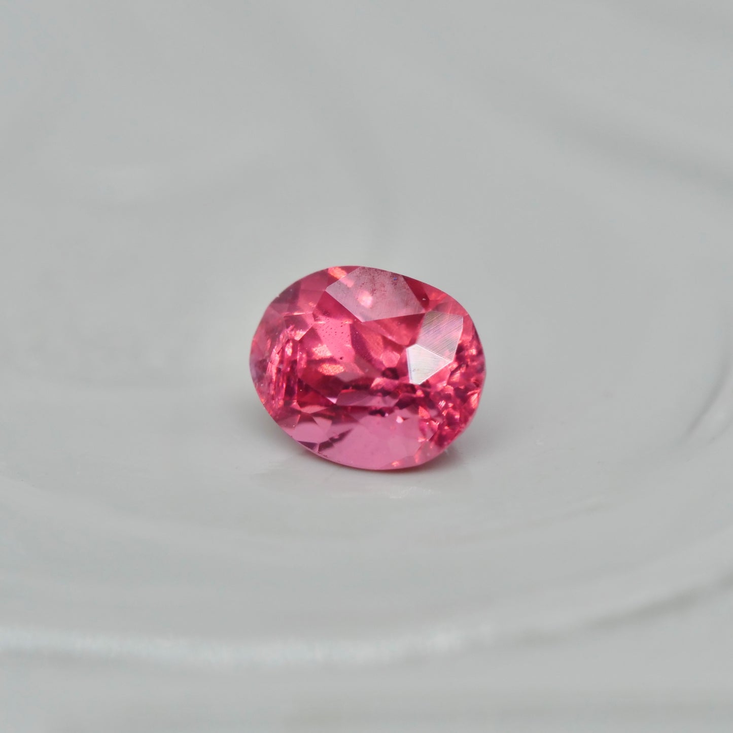 ピンクスピネル 0.13ct オーバルカット  3.2mm×2.6mm×2.2mm【MJ2859】