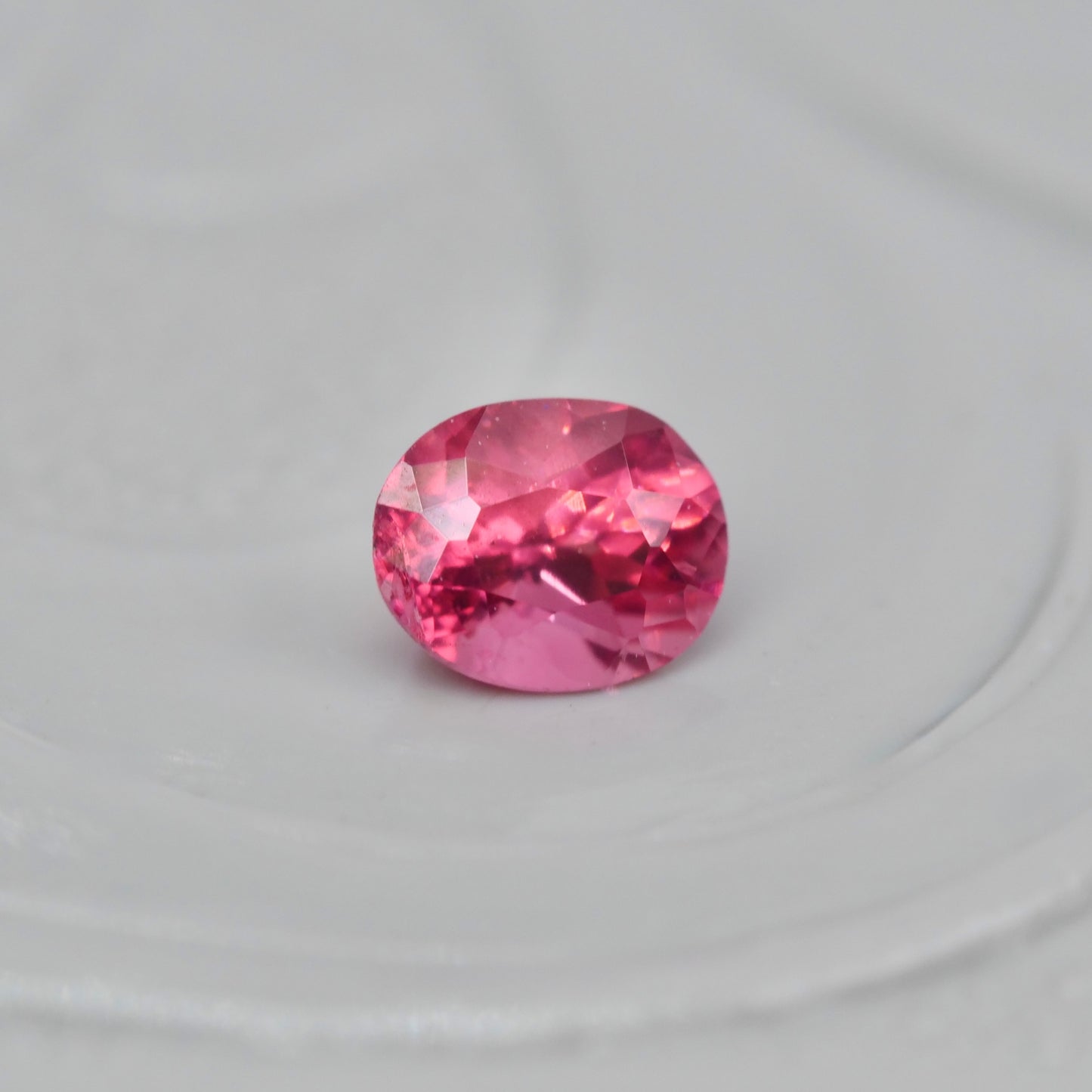 ピンクスピネル 0.13ct オーバルカット  3.2mm×2.6mm×2.2mm【MJ2859】
