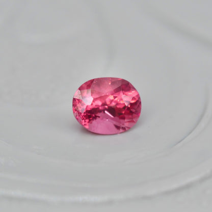 ピンクスピネル 0.13ct オーバルカット  3.2mm×2.6mm×2.2mm【MJ2859】
