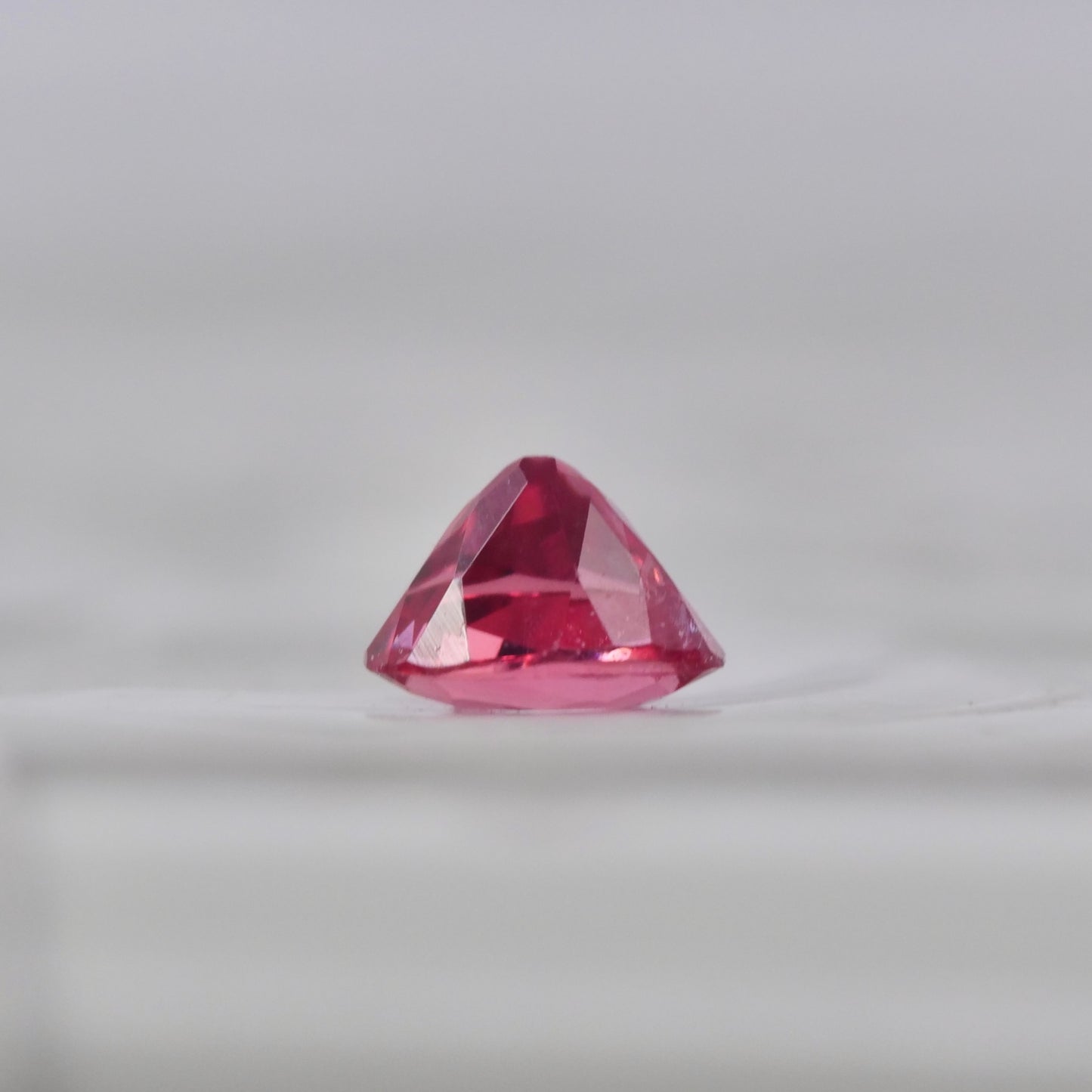 ピンクスピネル 0.13ct オーバルカット  3.2mm×2.6mm×2.2mm【MJ2859】