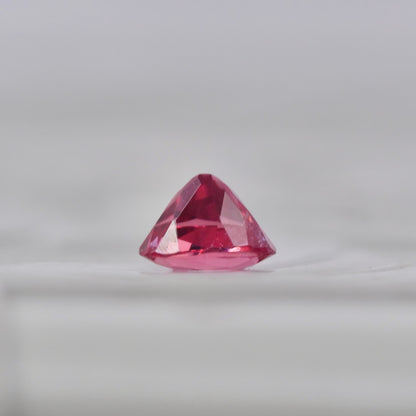 ピンクスピネル 0.13ct オーバルカット  3.2mm×2.6mm×2.2mm【MJ2859】