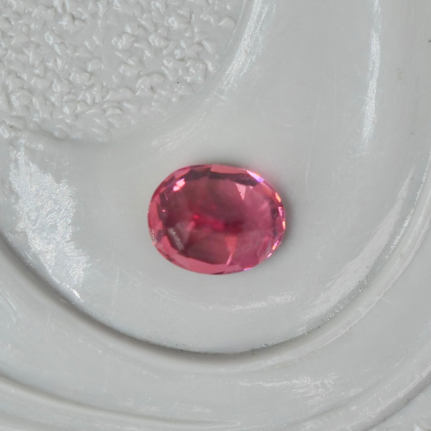 ピンクスピネル 0.13ct オーバルカット  3.2mm×2.6mm×2.2mm【MJ2859】