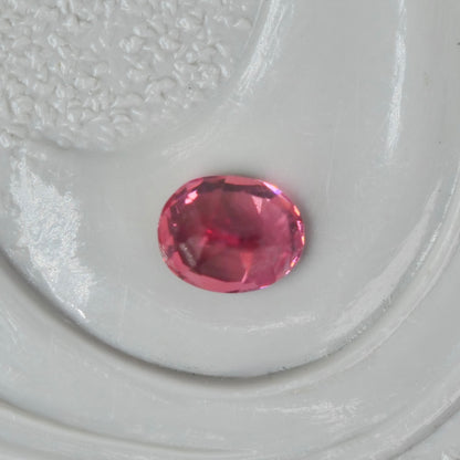 ピンクスピネル 0.13ct オーバルカット  3.2mm×2.6mm×2.2mm【MJ2859】