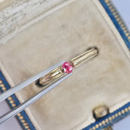 ピンクスピネル 0.13ct オーバルカット  3.2mm×2.6mm×2.2mm【MJ2859】