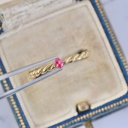 ピンクスピネル 0.13ct オーバルカット  3.2mm×2.6mm×2.2mm【MJ2859】