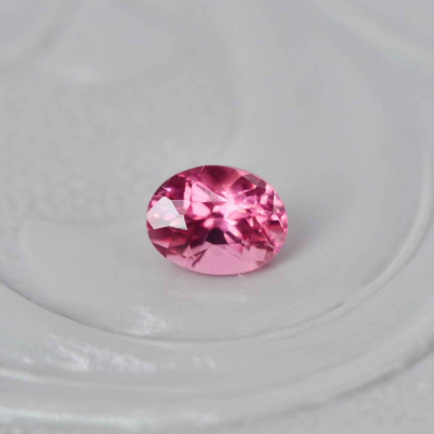 ピンクスピネル 0.15ct オーバルカット  3.4mm×2.6mm×2.3mm【MJ2863】