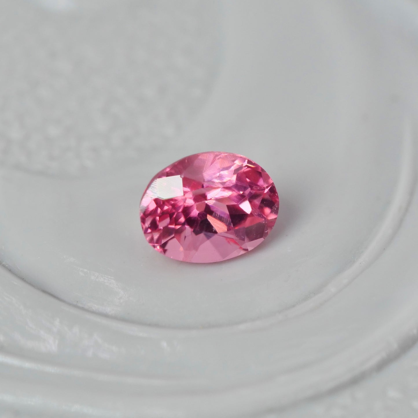 ピンクスピネル 0.15ct オーバルカット  3.4mm×2.6mm×2.3mm【MJ2863】