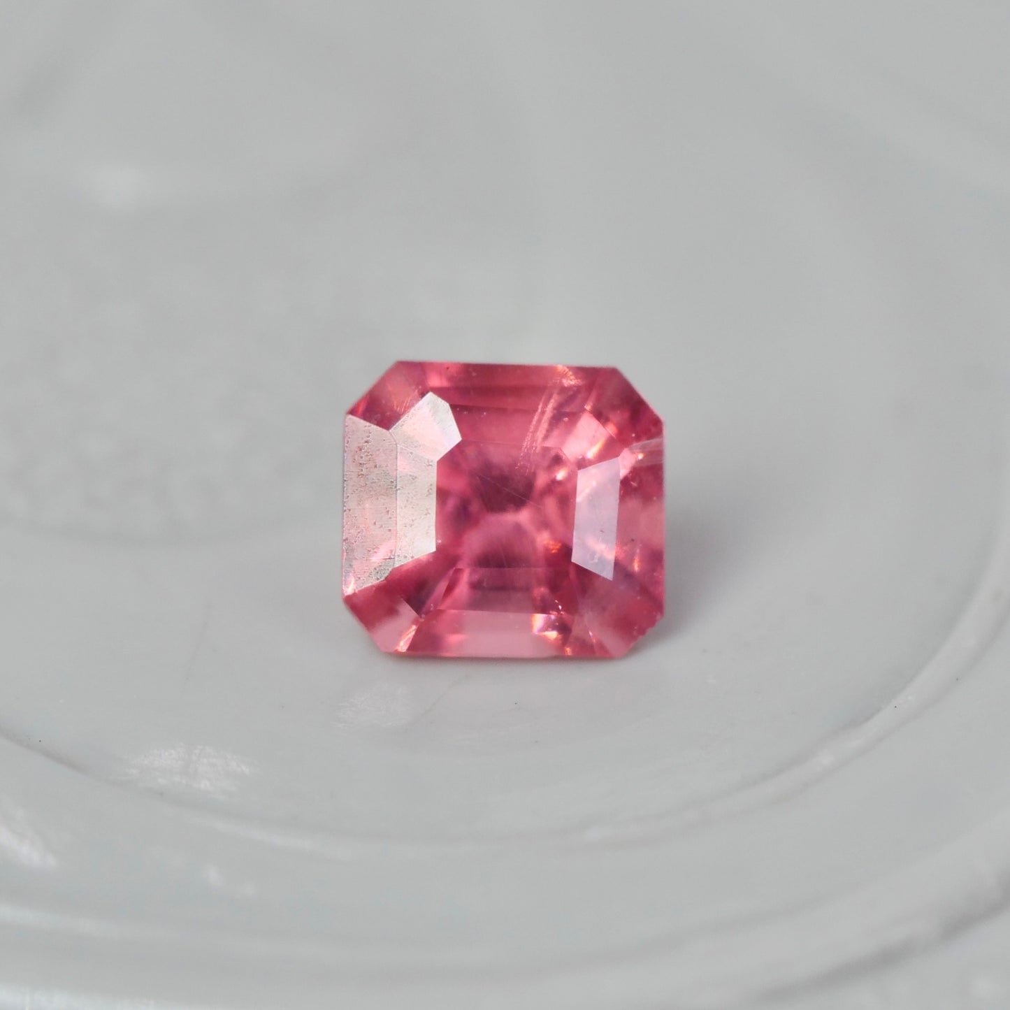 ピンクスピネル 0.14ct エメラルドカット  3.0mm×2.7mm×2.1mm【MJ2864】