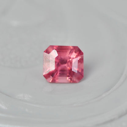 ピンクスピネル 0.14ct エメラルドカット  3.0mm×2.7mm×2.1mm【MJ2864】