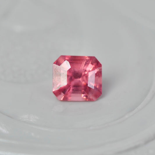 ピンクスピネル 0.14ct エメラルドカット  3.0mm×2.7mm×2.1mm【MJ2864】