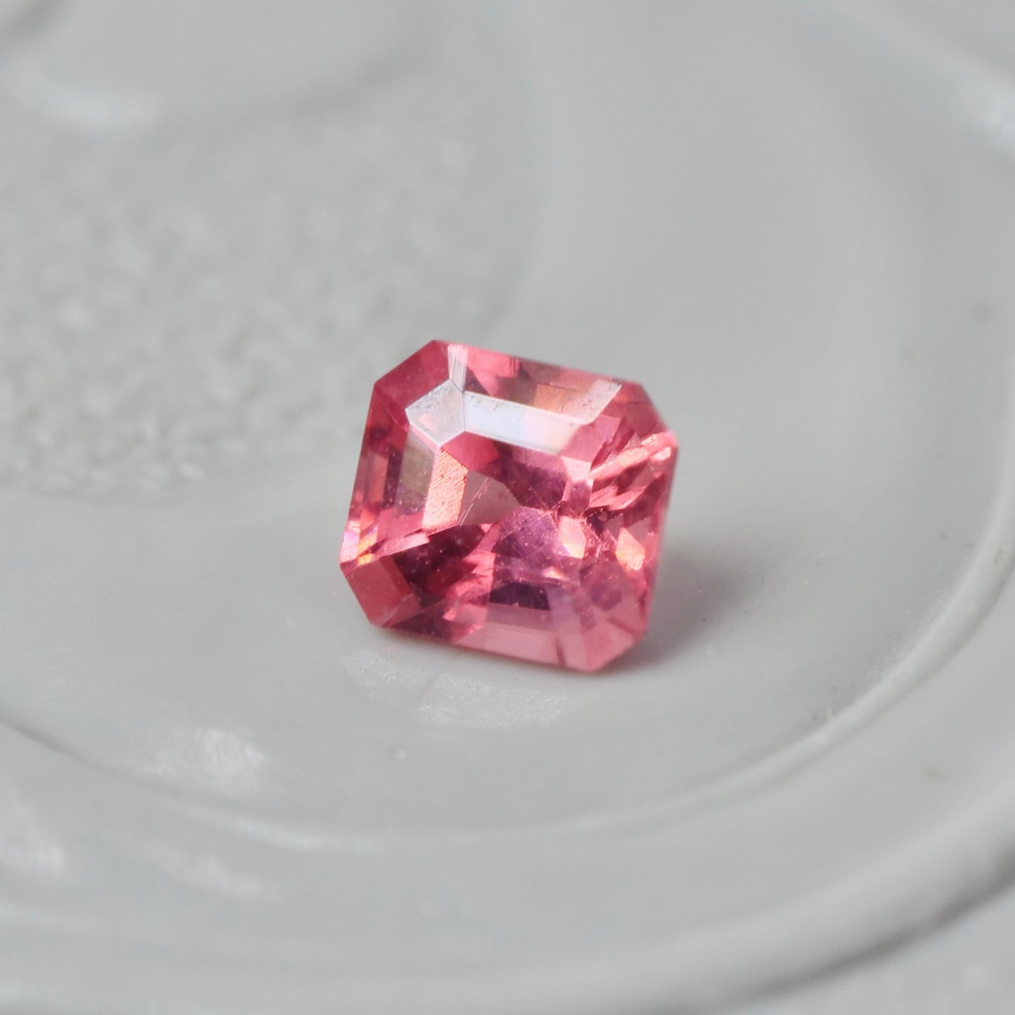 ピンクスピネル 0.14ct エメラルドカット  3.0mm×2.7mm×2.1mm【MJ2864】