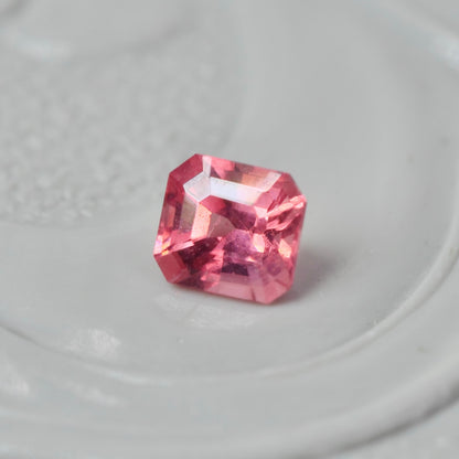ピンクスピネル 0.14ct エメラルドカット  3.0mm×2.7mm×2.1mm【MJ2864】