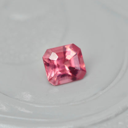 ピンクスピネル 0.14ct エメラルドカット  3.0mm×2.7mm×2.1mm【MJ2864】