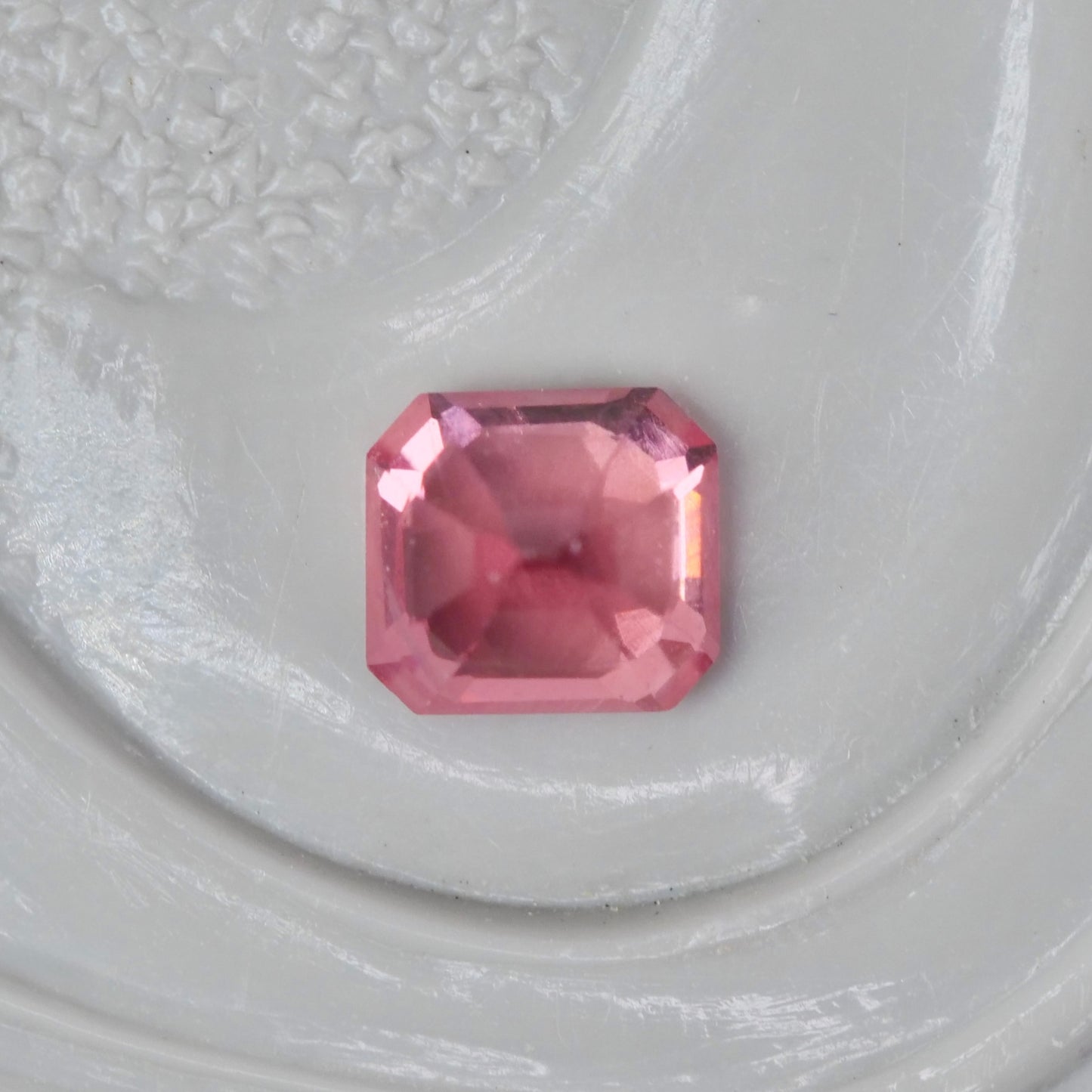ピンクスピネル 0.14ct エメラルドカット  3.0mm×2.7mm×2.1mm【MJ2864】