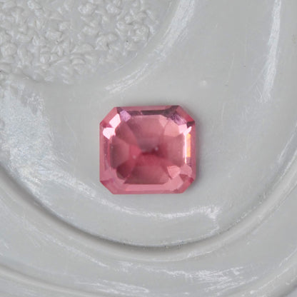 ピンクスピネル 0.14ct エメラルドカット  3.0mm×2.7mm×2.1mm【MJ2864】