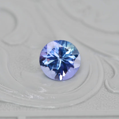バイカラーゾイサイト 0.72ct ラウンドカット  5.9mm×5.8mm×3.5mm【MJ2901】