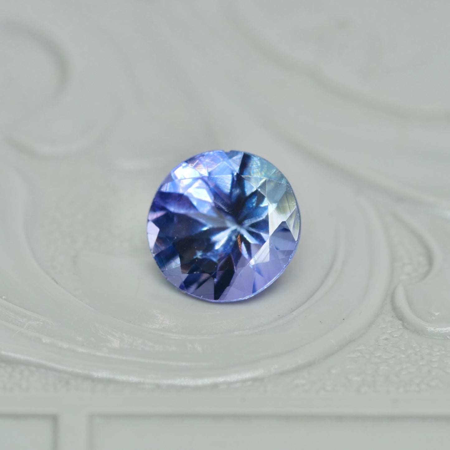 バイカラーゾイサイト 0.72ct ラウンドカット  5.9mm×5.8mm×3.5mm【MJ2901】