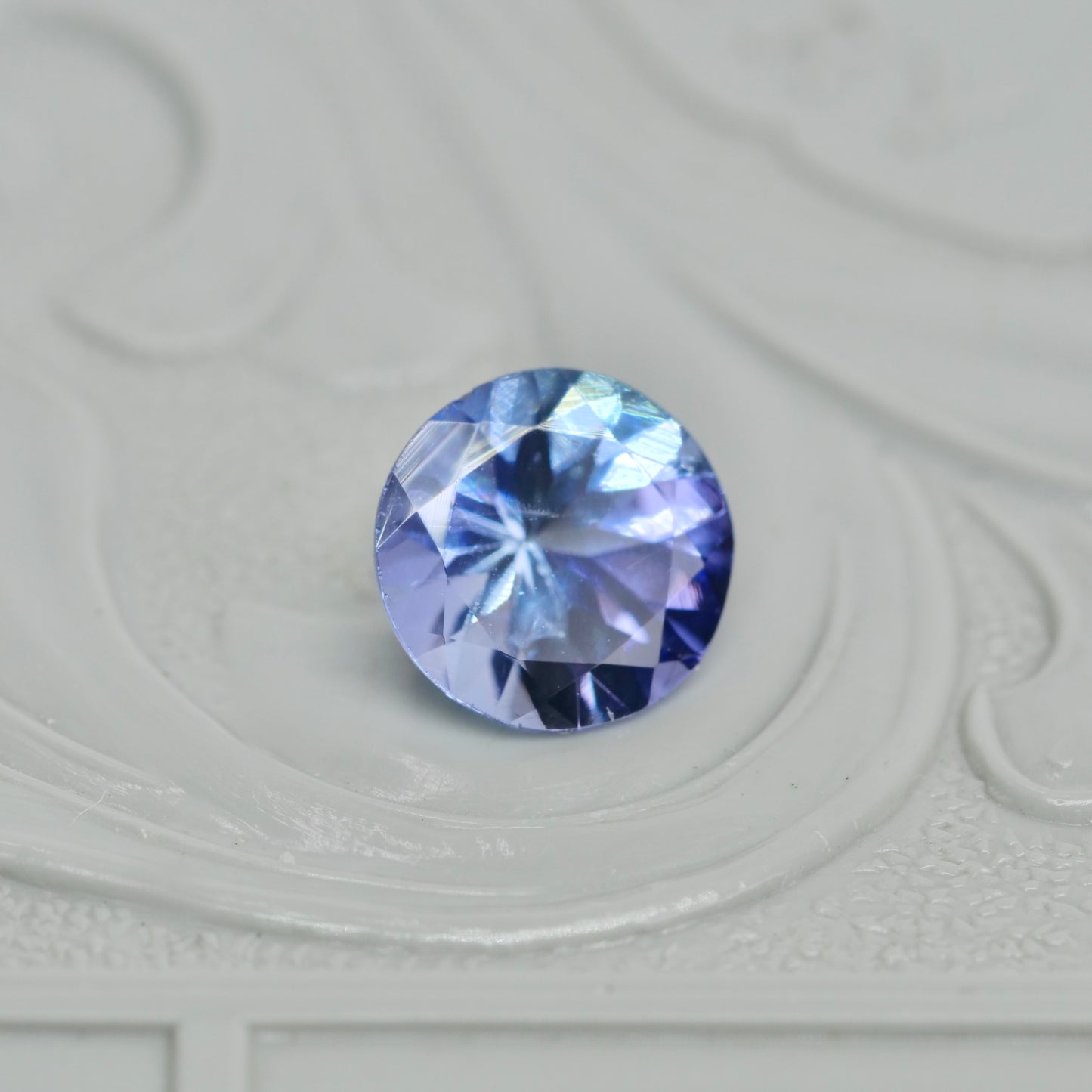 バイカラーゾイサイト 0.72ct ラウンドカット  5.9mm×5.8mm×3.5mm【MJ2901】