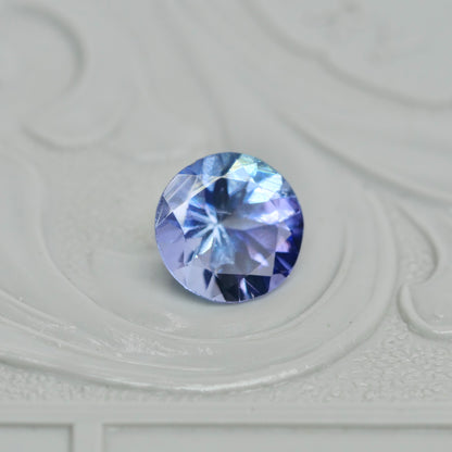 バイカラーゾイサイト 0.72ct ラウンドカット  5.9mm×5.8mm×3.5mm【MJ2901】