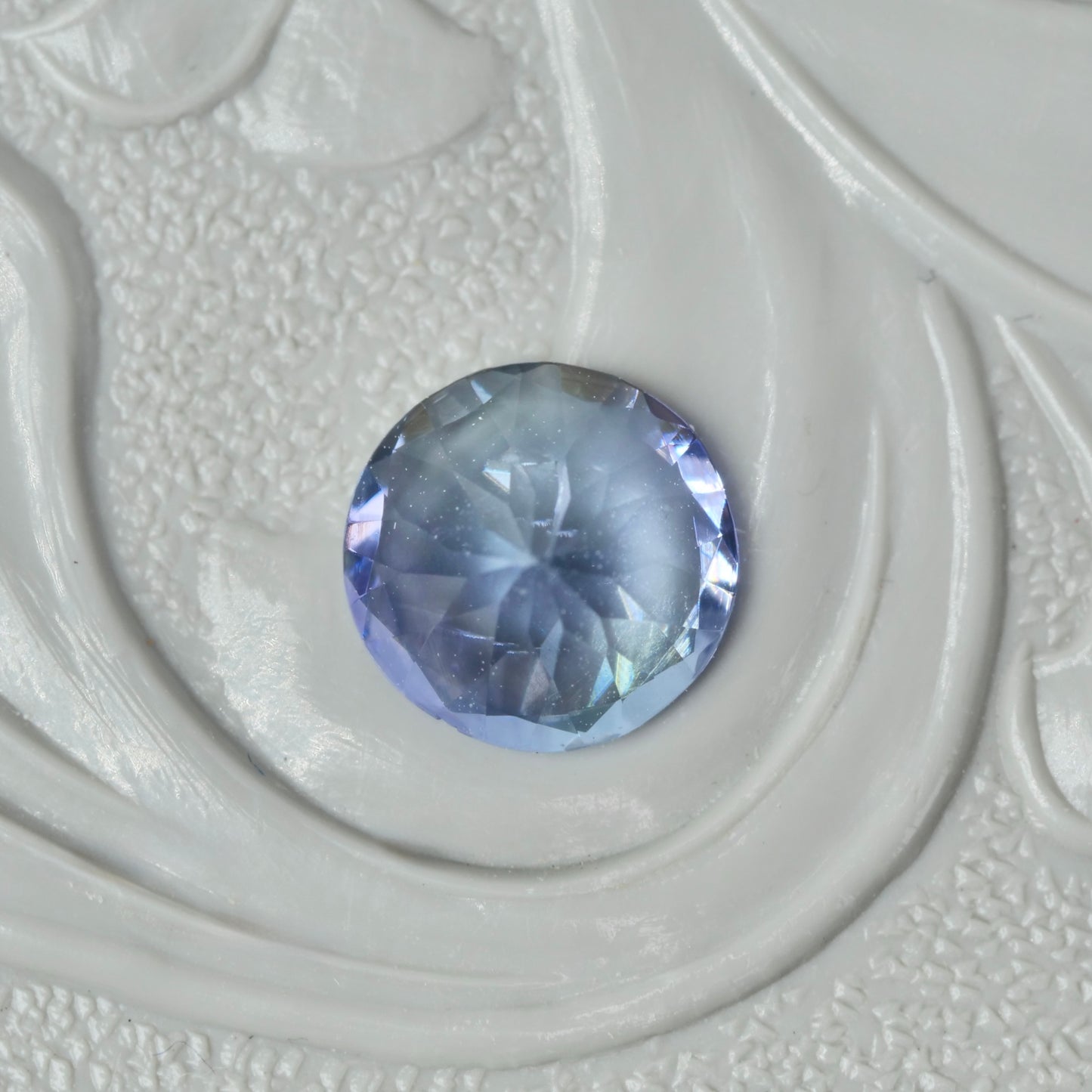 バイカラーゾイサイト 0.72ct ラウンドカット  5.9mm×5.8mm×3.5mm【MJ2901】