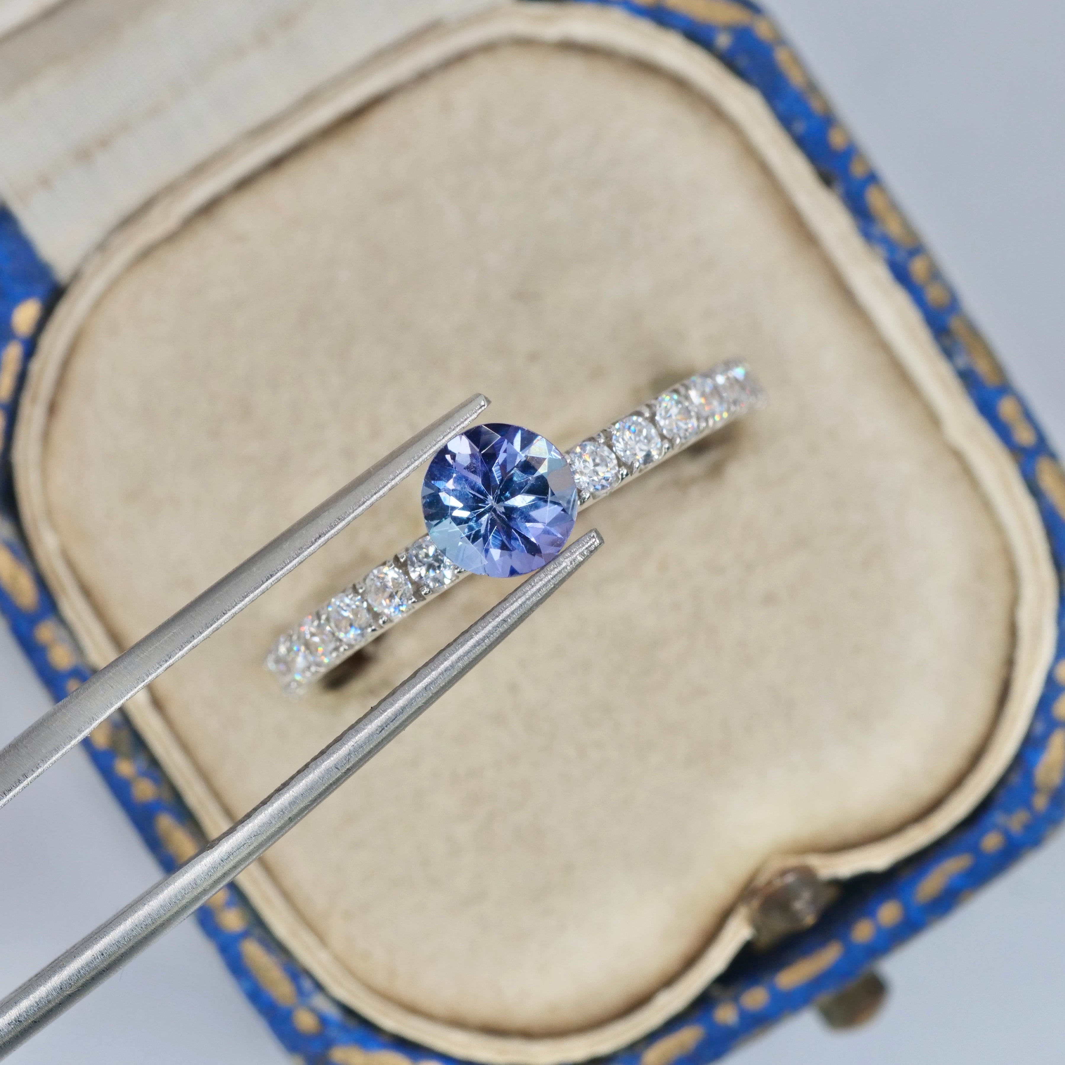 バイカラーゾイサイト 0.72ct ラウンドカット 5.9mm×5.8mm×3.5mm