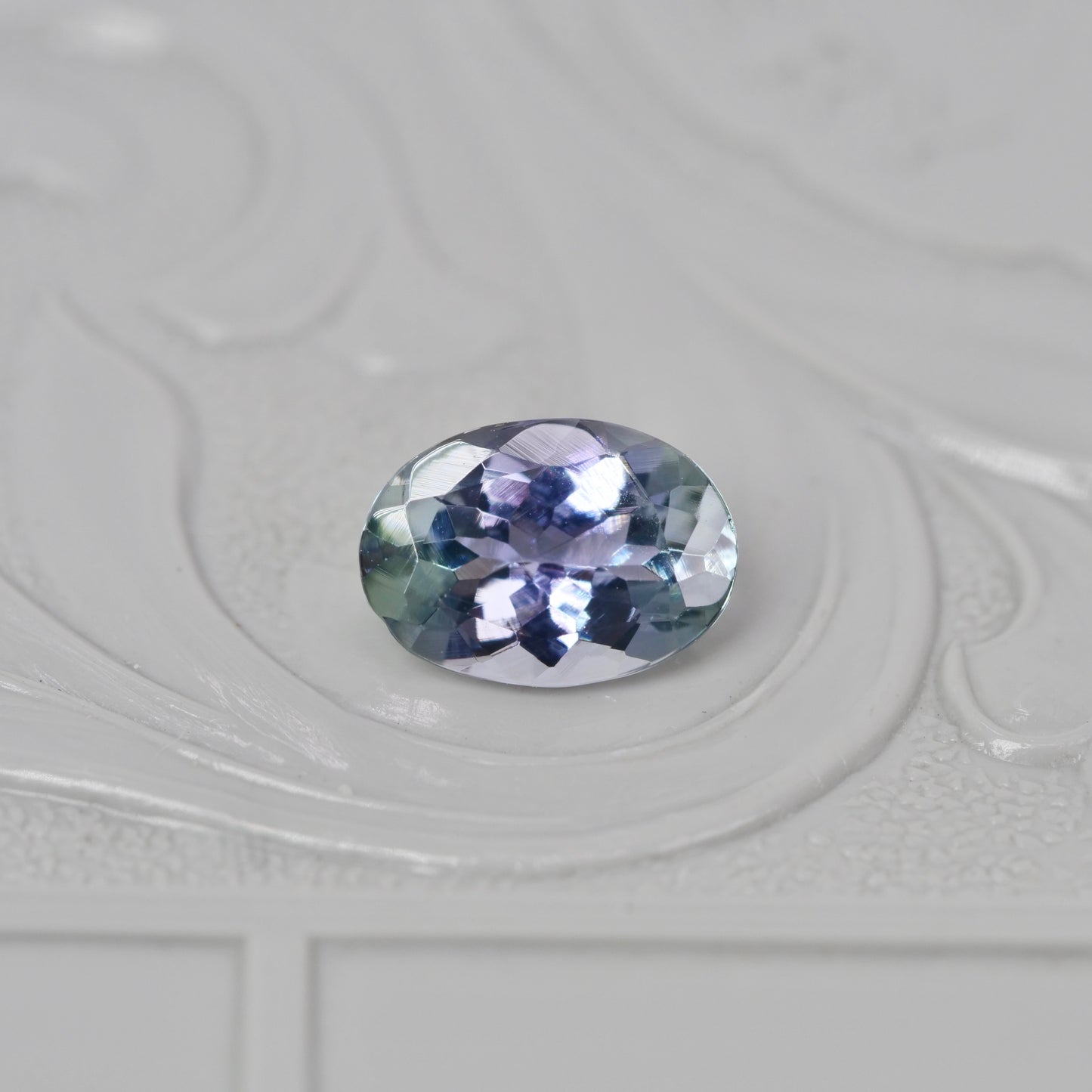 バイカラーゾイサイト 0.74ct オーバルカット 6.9mm×4.9mm×3.2mm 【MJ2902】