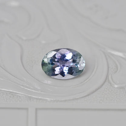 バイカラーゾイサイト 0.74ct オーバルカット 6.9mm×4.9mm×3.2mm 【MJ2902】