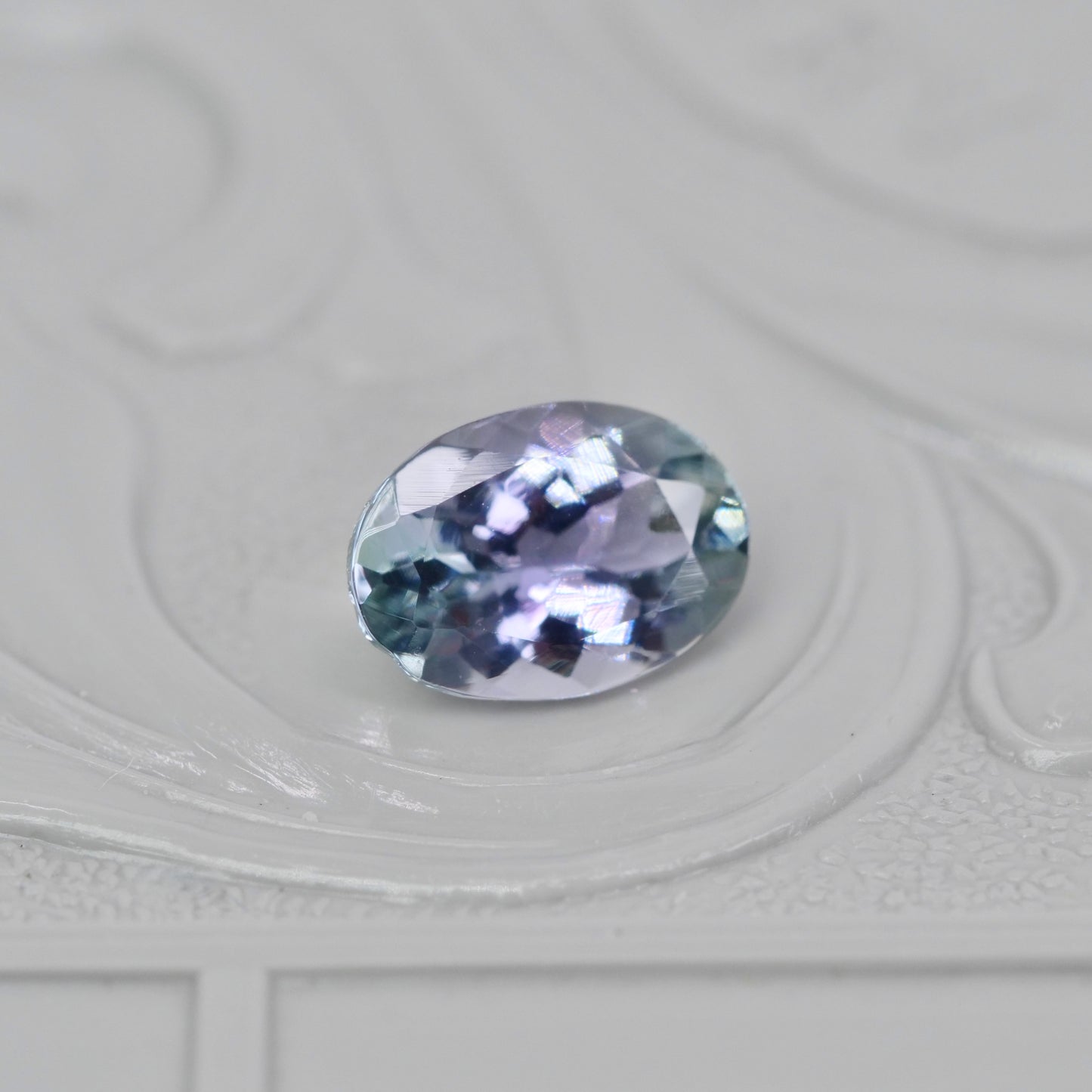 バイカラーゾイサイト 0.74ct オーバルカット 6.9mm×4.9mm×3.2mm 【MJ2902】