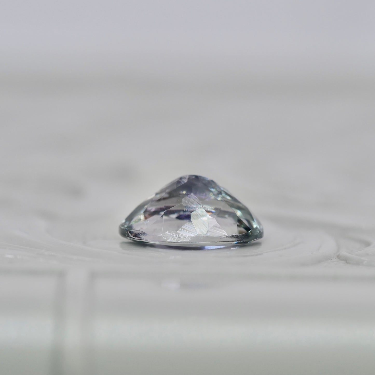 バイカラーゾイサイト 0.74ct オーバルカット 6.9mm×4.9mm×3.2mm 【MJ2902】