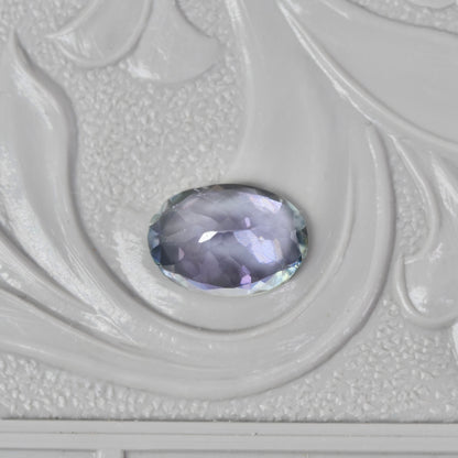 バイカラーゾイサイト 0.74ct オーバルカット 6.9mm×4.9mm×3.2mm 【MJ2902】