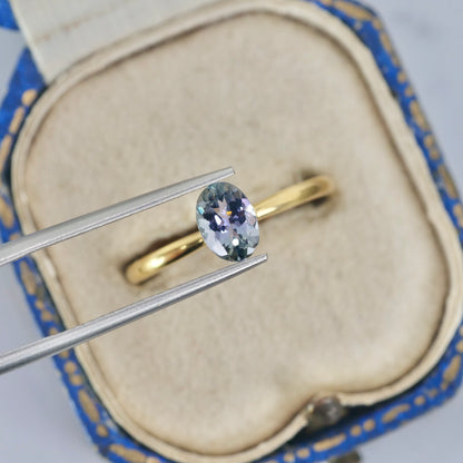 バイカラーゾイサイト 0.74ct オーバルカット 6.9mm×4.9mm×3.2mm 【MJ2902】