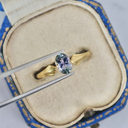 バイカラーゾイサイト 0.74ct オーバルカット 6.9mm×4.9mm×3.2mm 【MJ2902】