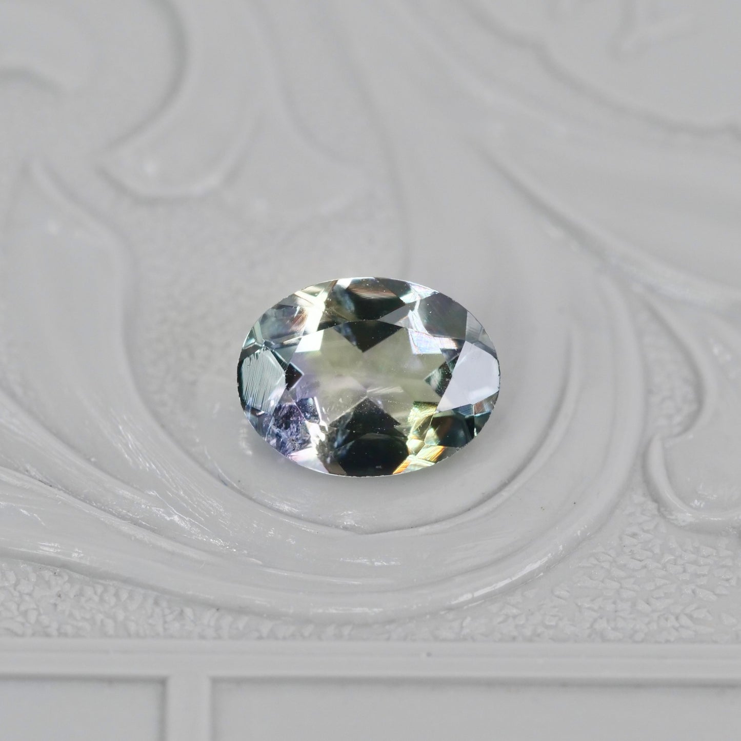 バイカラーゾイサイト 0.94ct オーバルカット 6.9mm×5.3mm×3.3mm【MJ2903】
