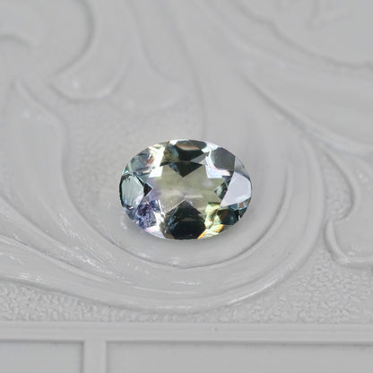 バイカラーゾイサイト 0.94ct オーバルカット 6.9mm×5.3mm×3.3mm【MJ2903】
