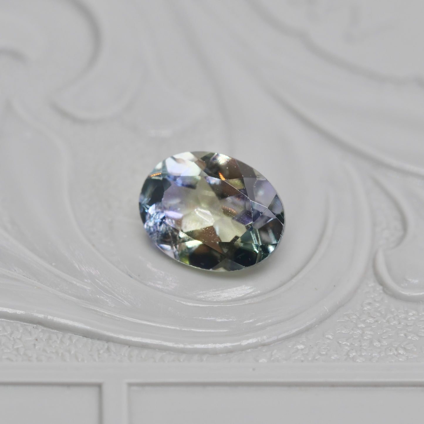 バイカラーゾイサイト 0.94ct オーバルカット 6.9mm×5.3mm×3.3mm【MJ2903】