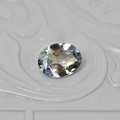 バイカラーゾイサイト 0.94ct オーバルカット 6.9mm×5.3mm×3.3mm【MJ2903】