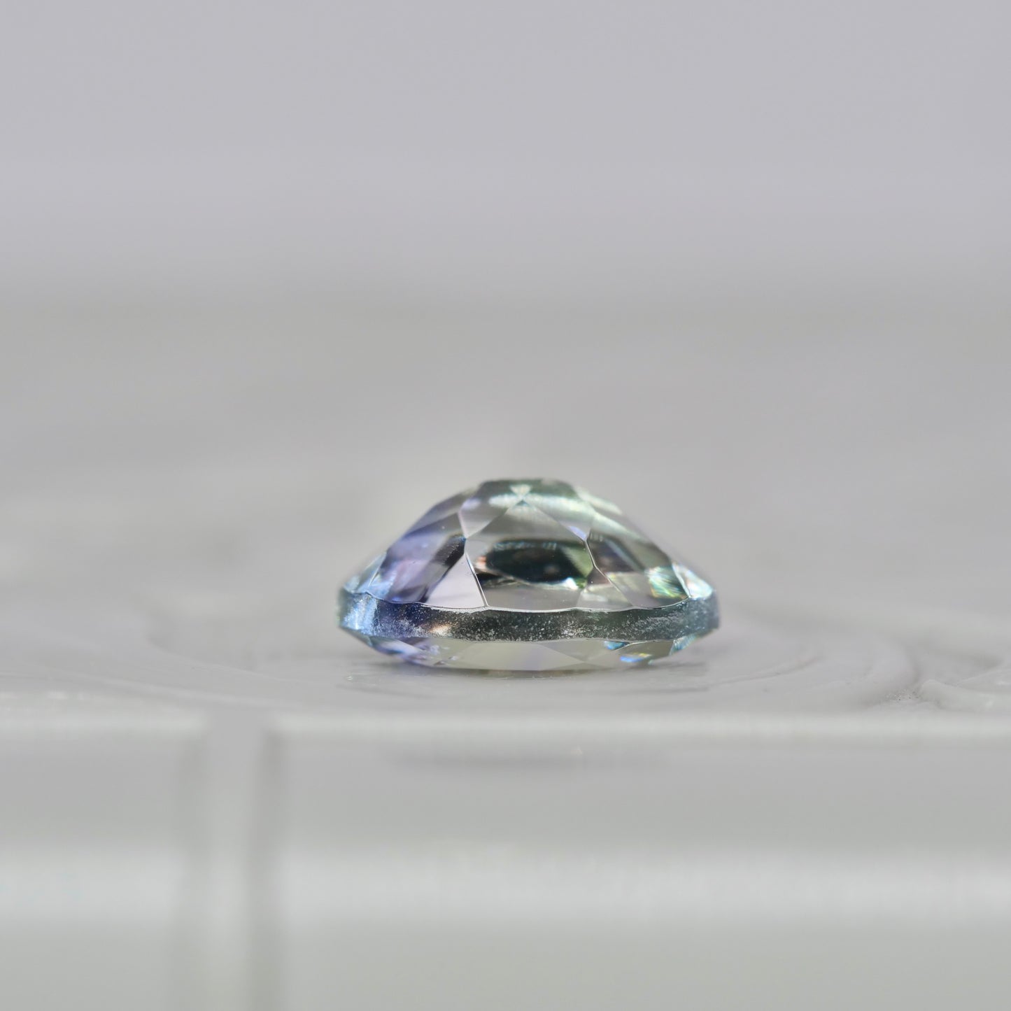 バイカラーゾイサイト 0.94ct オーバルカット 6.9mm×5.3mm×3.3mm【MJ2903】
