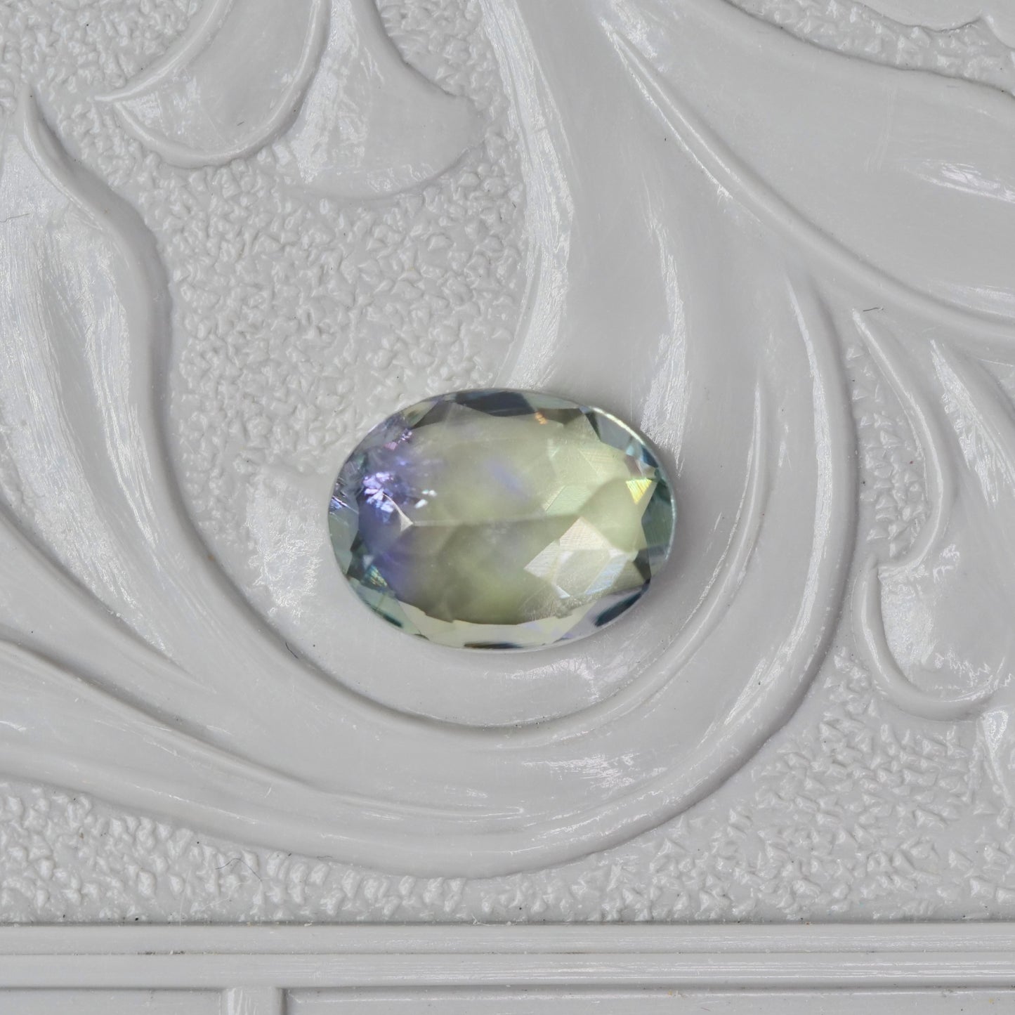 バイカラーゾイサイト 0.94ct オーバルカット 6.9mm×5.3mm×3.3mm【MJ2903】