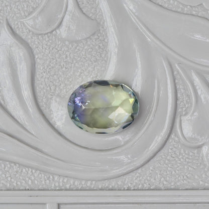 バイカラーゾイサイト 0.94ct オーバルカット 6.9mm×5.3mm×3.3mm【MJ2903】