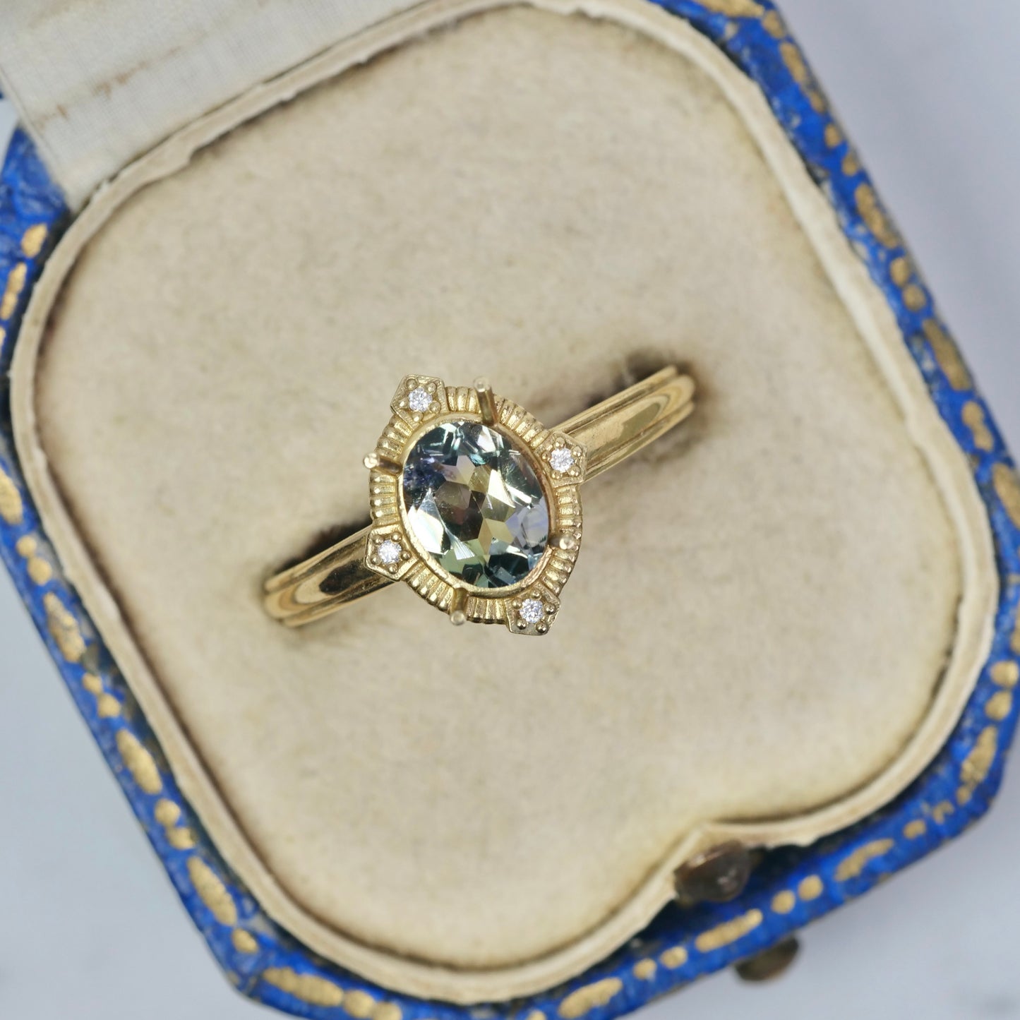 バイカラーゾイサイト 0.94ct オーバルカット 6.9mm×5.3mm×3.3mm【MJ2903】