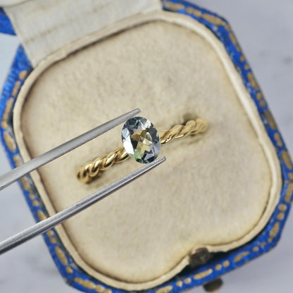 バイカラーゾイサイト 0.94ct オーバルカット 6.9mm×5.3mm×3.3mm【MJ2903】