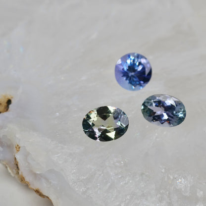 バイカラーゾイサイト 0.94ct オーバルカット 6.9mm×5.3mm×3.3mm【MJ2903】
