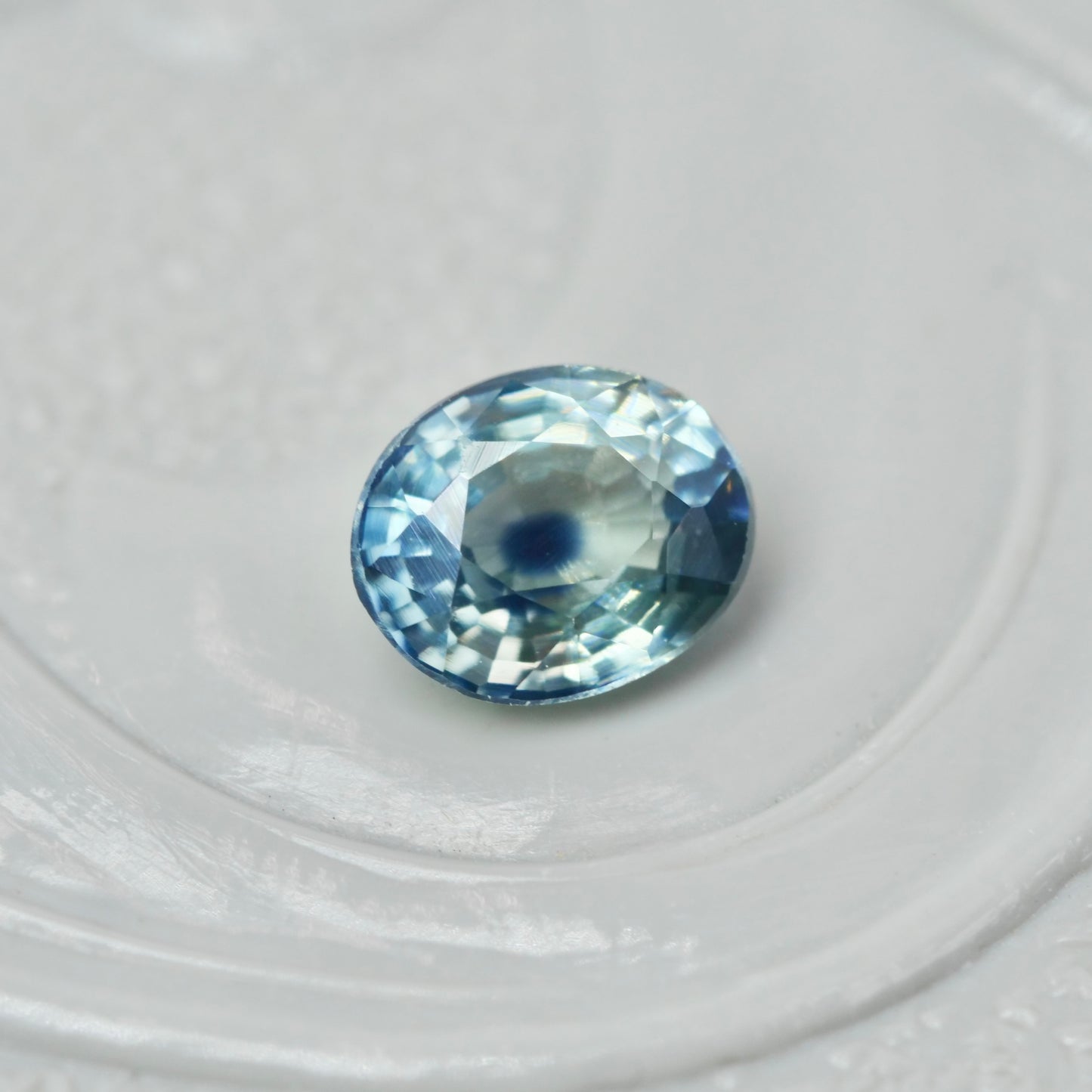 バイカラーサファイア 0.29ct オーバルカット 4.2mm×3.4mm×2.2mm【MJ2878】