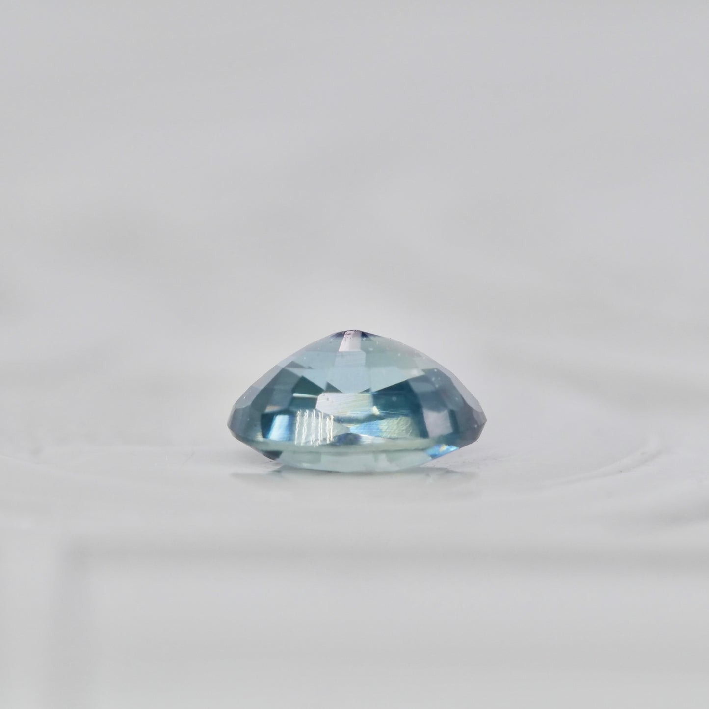 バイカラーサファイア 0.29ct オーバルカット 4.2mm×3.4mm×2.2mm【MJ2878】