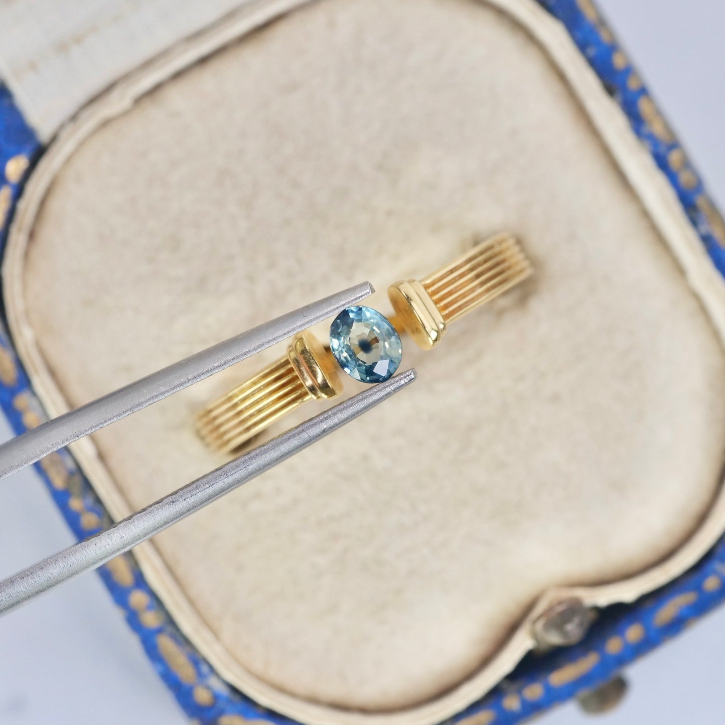バイカラーサファイア 0.29ct オーバルカット 4.2mm×3.4mm×2.2mm【MJ2878】