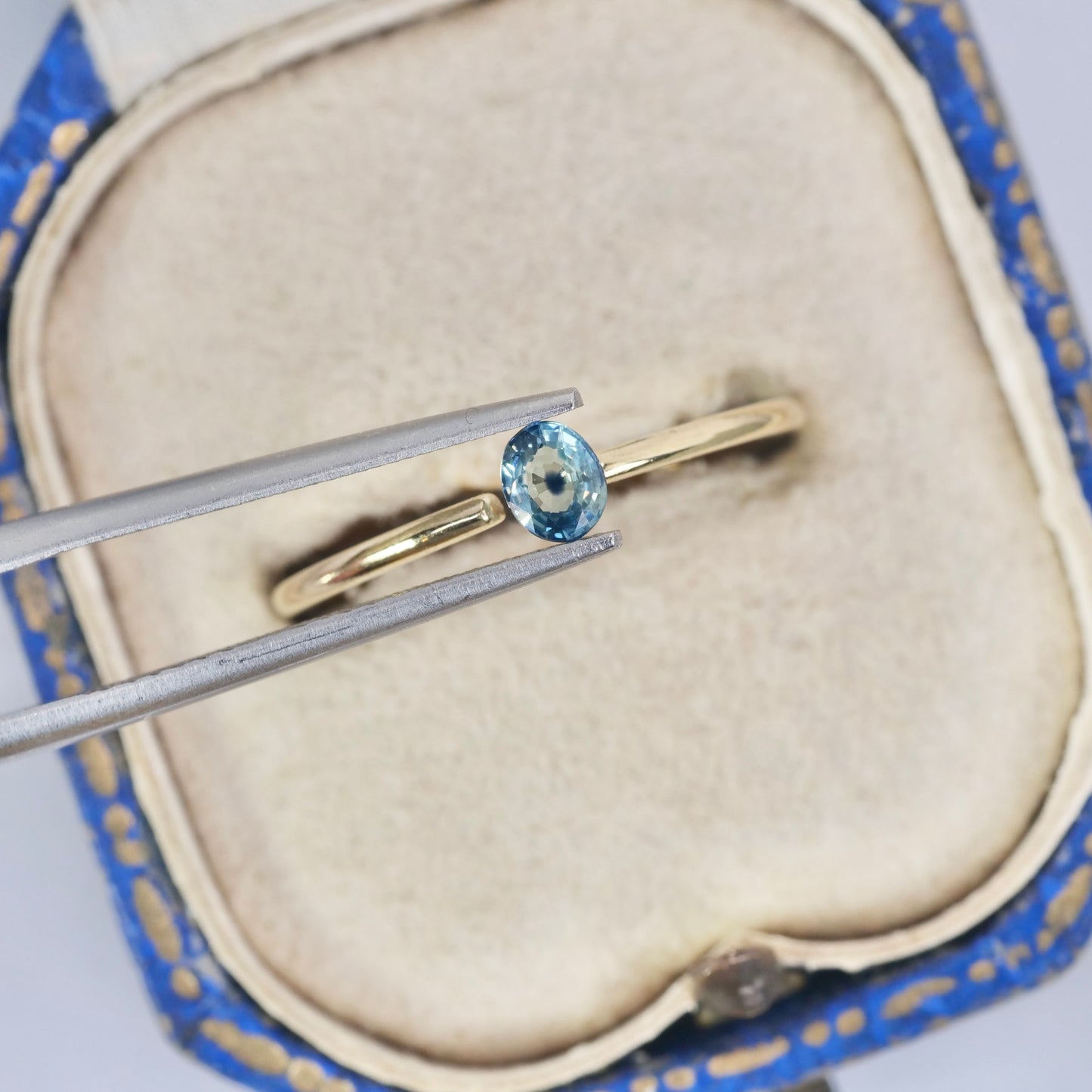 バイカラーサファイア 0.29ct オーバルカット 4.2mm×3.4mm×2.2mm【MJ2878】